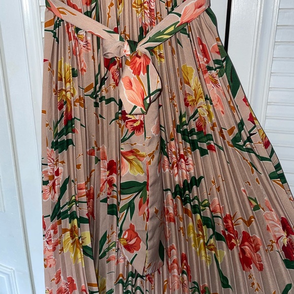 Pretty Little Thing Pink Floral Pleated Dress - Picture 5 of 7